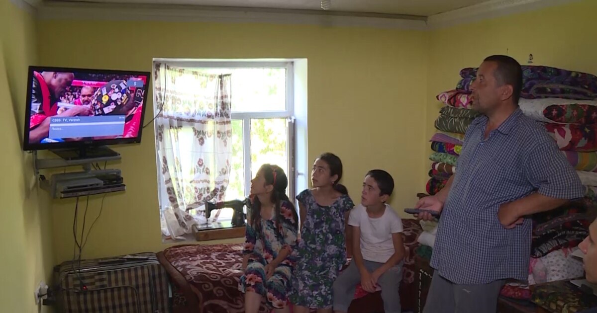 Tajiks Watching Less Russian TV, But Its News Still Shapes Public Opinion